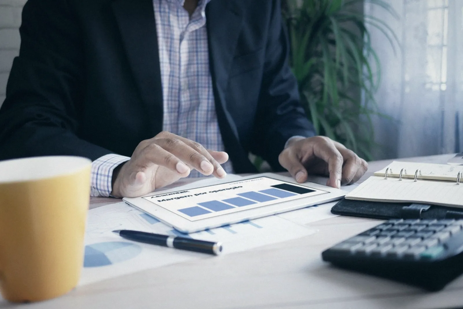 Análise de relatórios financeiros em tablet