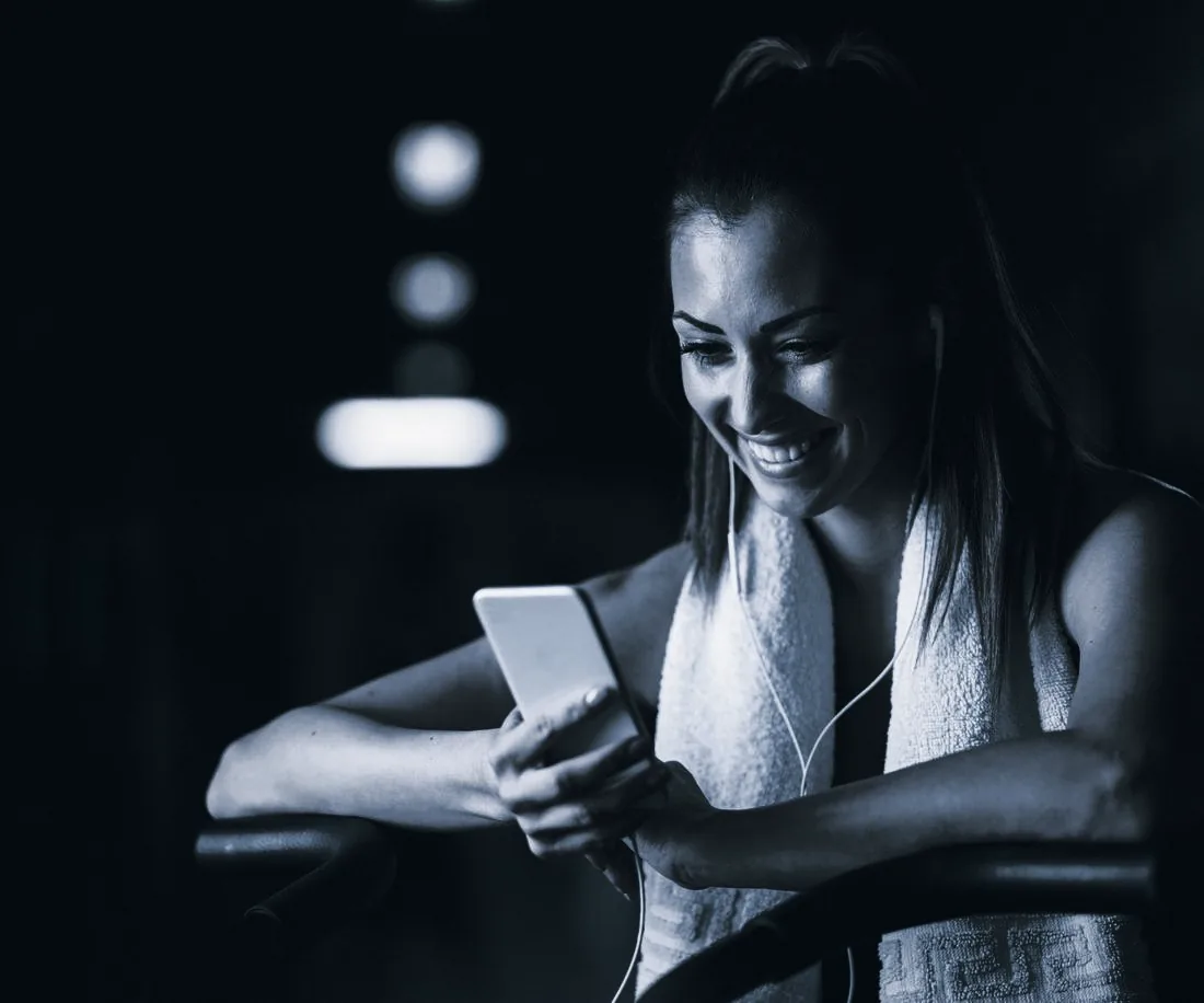 Aluna sorrindo ao usar o app MUVX